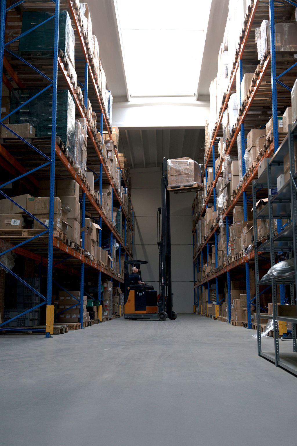 Gangpad in het warehouse van RTM Fulfilment met blauwe pallet-racks, 1500 palletplekken
