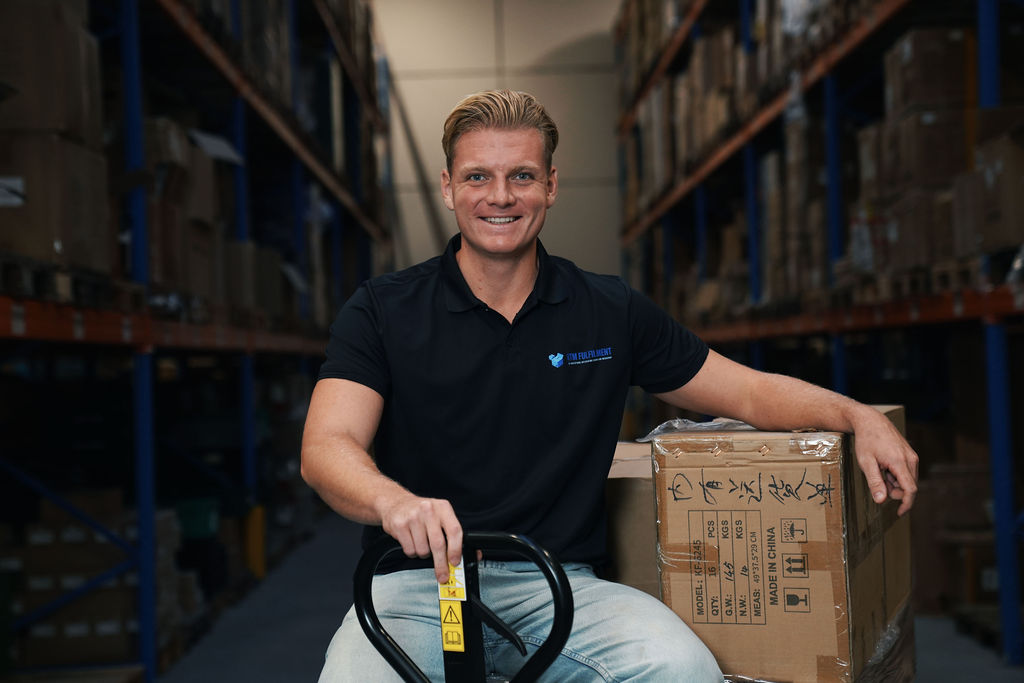 Jordy van RTM Fulfilment bij een pallet met geïmporteerde elektronica in het magazijn in Rotterdam