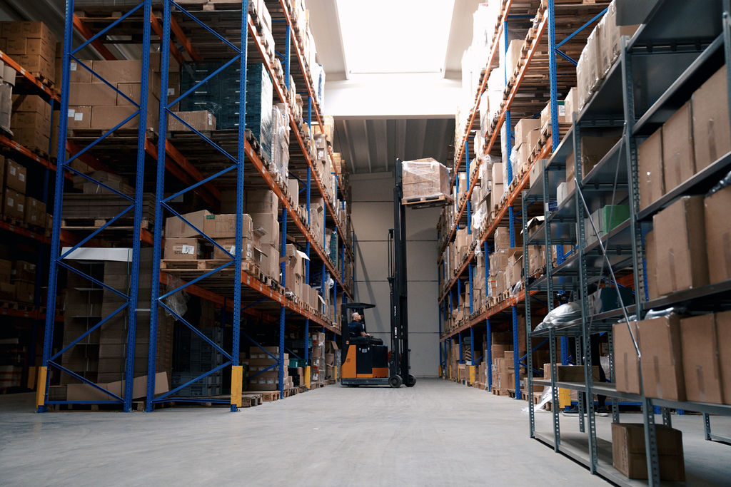 Magazijn van RTM Fulfilment met hoge stellingen en een reachtruck