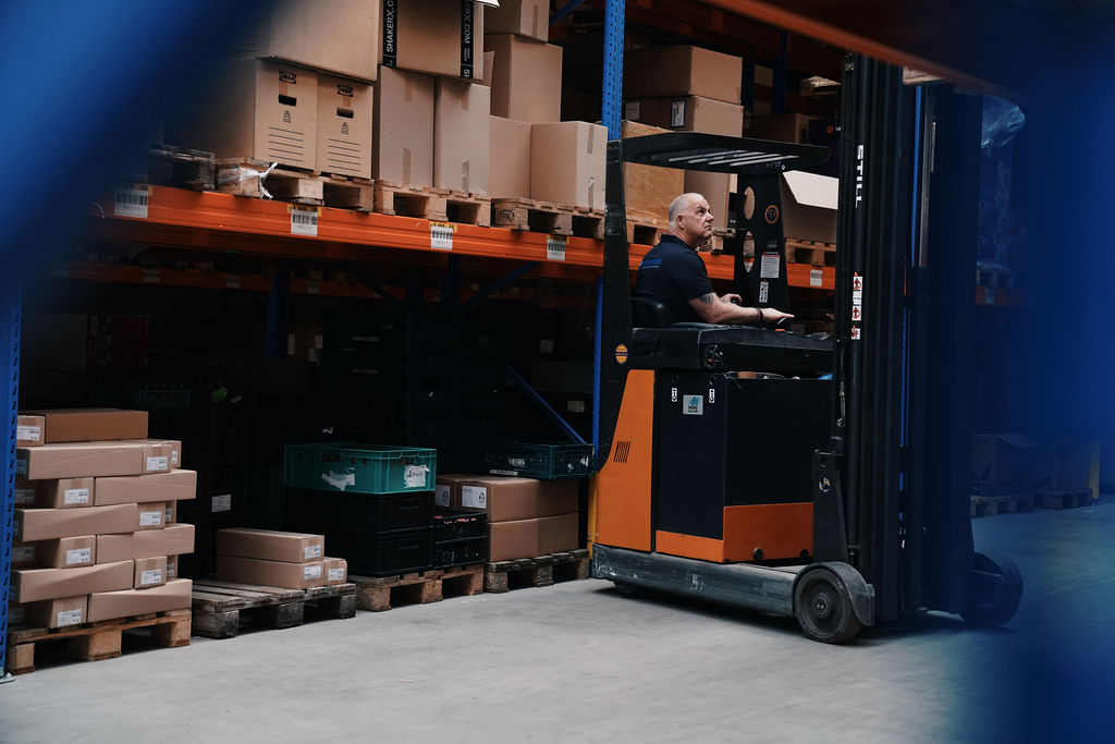 Pallets met dozen en een reachtruck in het magazijn van RTM Fulfilment