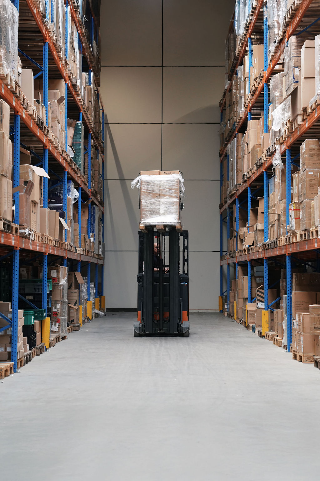 Magazijn van RTM Fulfilment in Rotterdam, moderne pallet-opslag met klimaatcontrole